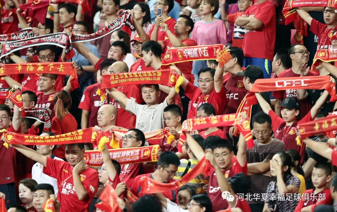 法兰克福球迷横幅致敬传奇  